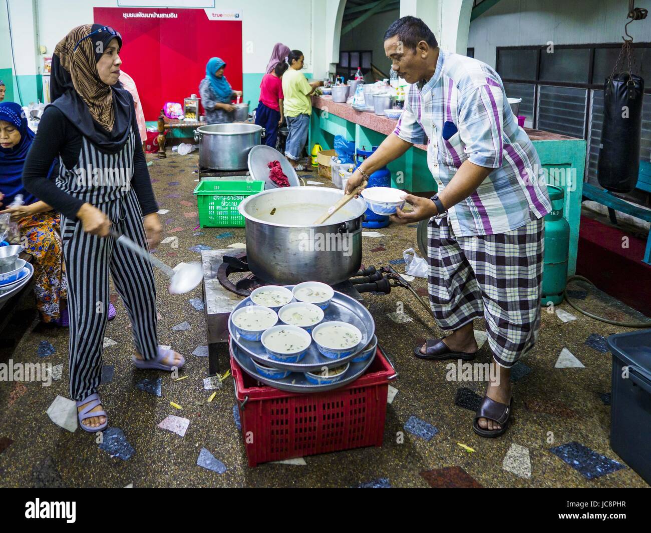 Bangkok, Bangkok, Thailand. 14th June, 2017. Members of Masjid Hidayatun  Islam prepare Iftar meals. Iftar is the evening meal when Muslims end their  daily Ramadan fast at sunset. Iftar is a communal